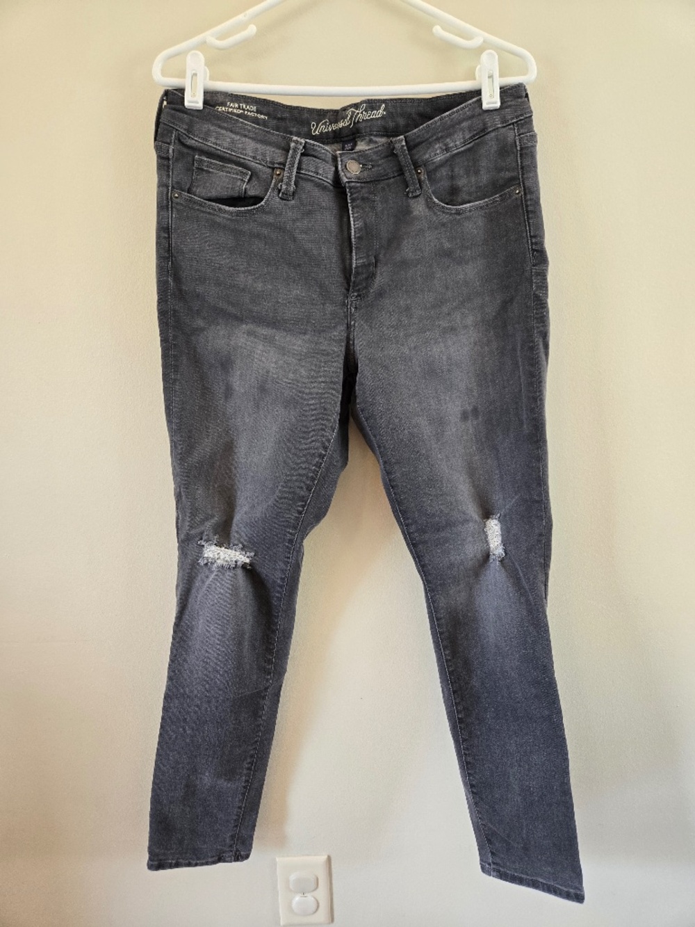 3/$20 Universal Thread Mid Rise Gray Distressed Skinny Jeans (Stain)